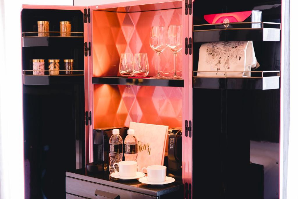 Příslušenství pro přípravu čaje a kávy v ubytování Fauchon Hotel Kyoto