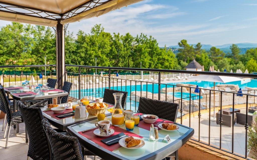 Bazén v ubytování Lagrange Vacances Domaine de Fayence nebo v jeho okolí