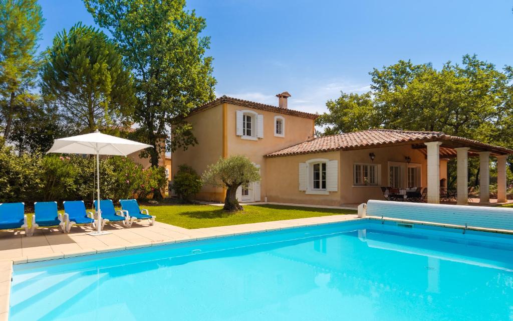 Bazén v ubytování Lagrange Vacances Domaine de Fayence nebo v jeho okolí