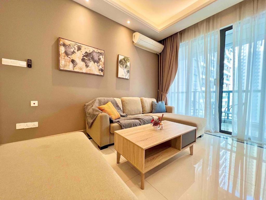 ein Wohnzimmer mit einem Sofa und einem Tisch in der Unterkunft RnF Princess Cove romantic unit by CK Group in Johor Bahru