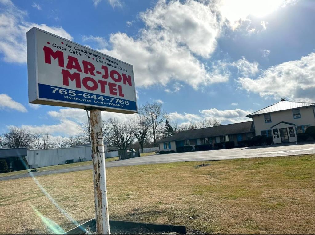 een bord voor een motel in een veld bij Marjon Motel in Anderson