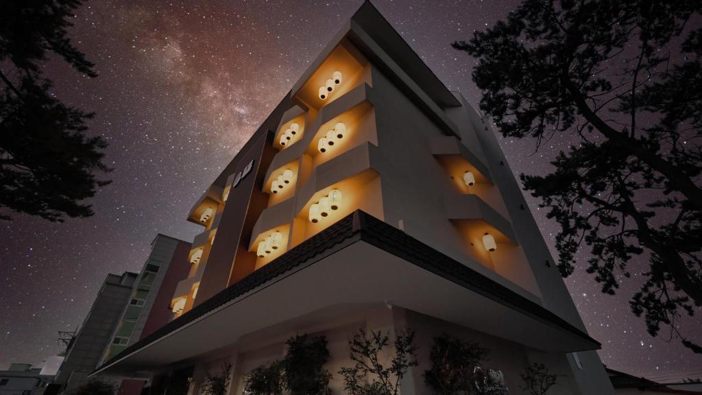 un edificio con un cielo estrellado en la noche en Gyeongju Denbasta Ryokan, en Gyeongju