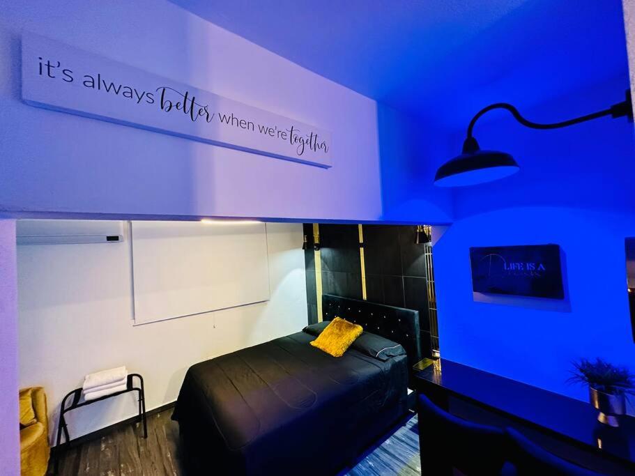 阿瓜迪亞的住宿－Pasavento - Modern Tiny Suite，蓝色客房中一间带床的卧室