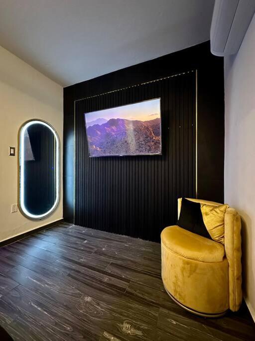 sala de estar con silla amarilla y ventana en Pasavento - Modern Tiny Suite, en Aguadilla