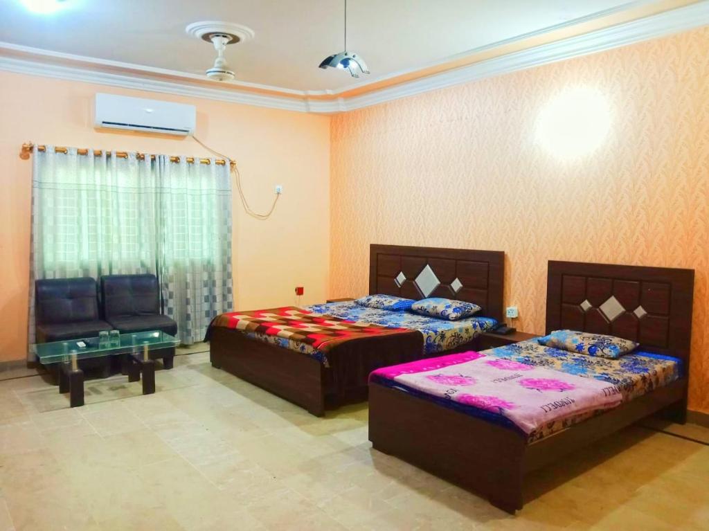 Postel nebo postele na pokoji v ubytování Family Guest House in Gulshan-e-iqbal , block-10