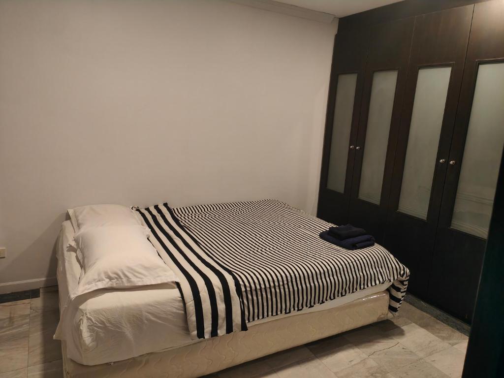 Postel nebo postele na pokoji v ubytování Jomtien Hill Resort Pratamnak