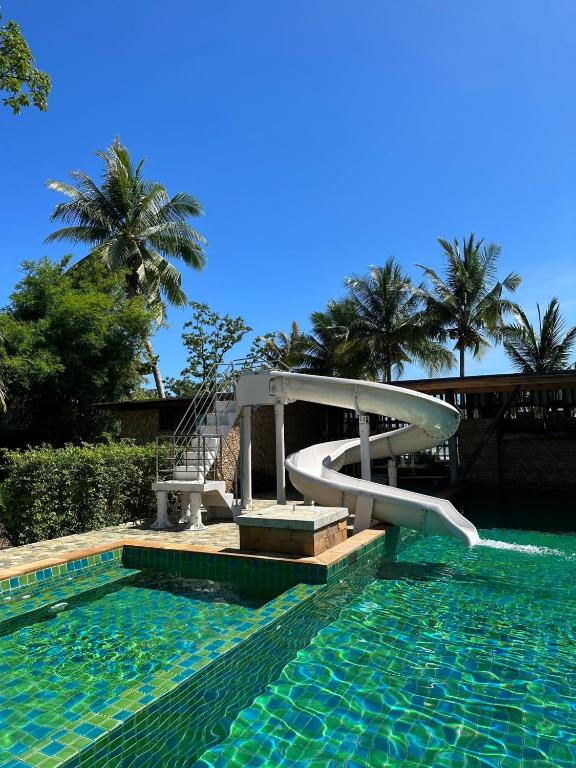 Bazén v ubytování Kai Bae Beach Resort Koh Chang nebo v jeho okolí