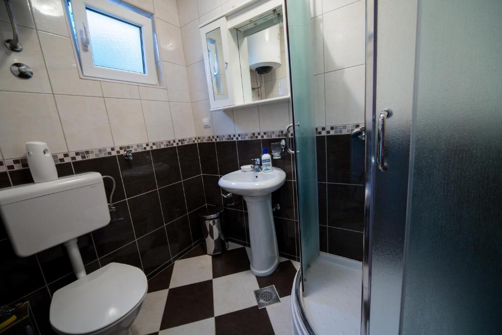 Koupelna v ubytování Apartments Pavićević