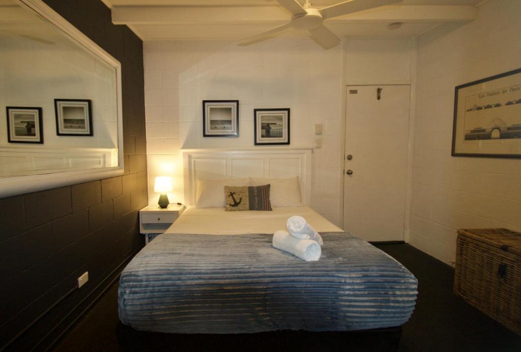 Postel nebo postele na pokoji v ubytování Hideaway Noosa Men Only Beach Resort