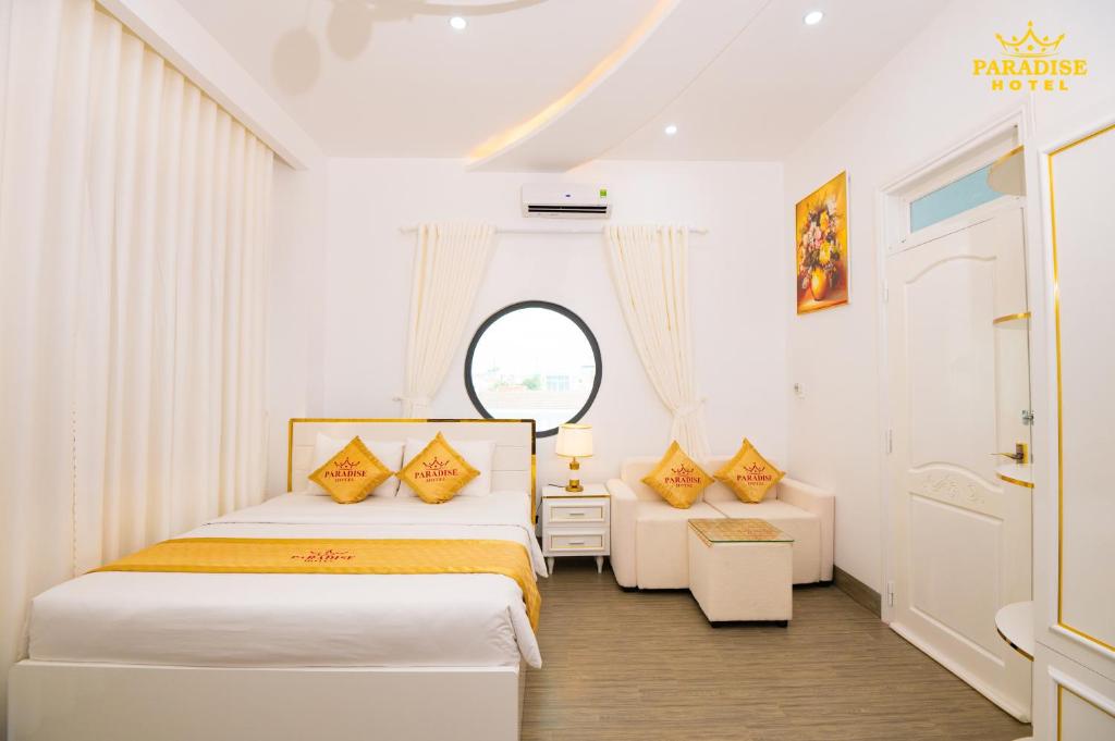 1 dormitorio con 2 camas y ventana en Paradise Hotel & Homestay access alley 100m en Phu Yen
