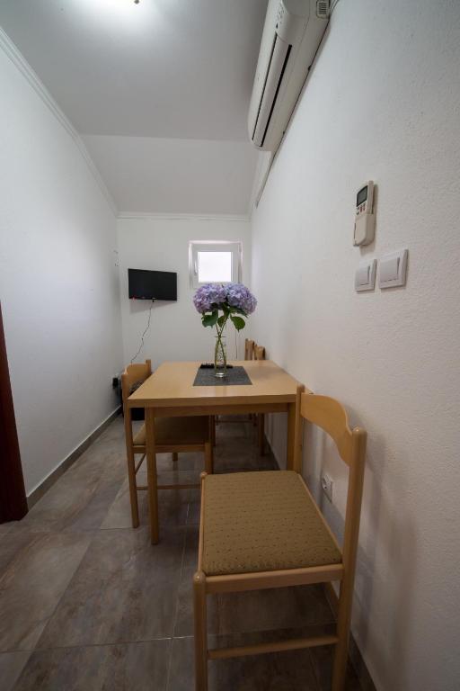 TV a/nebo společenská místnost v ubytování Apartments Pavićević