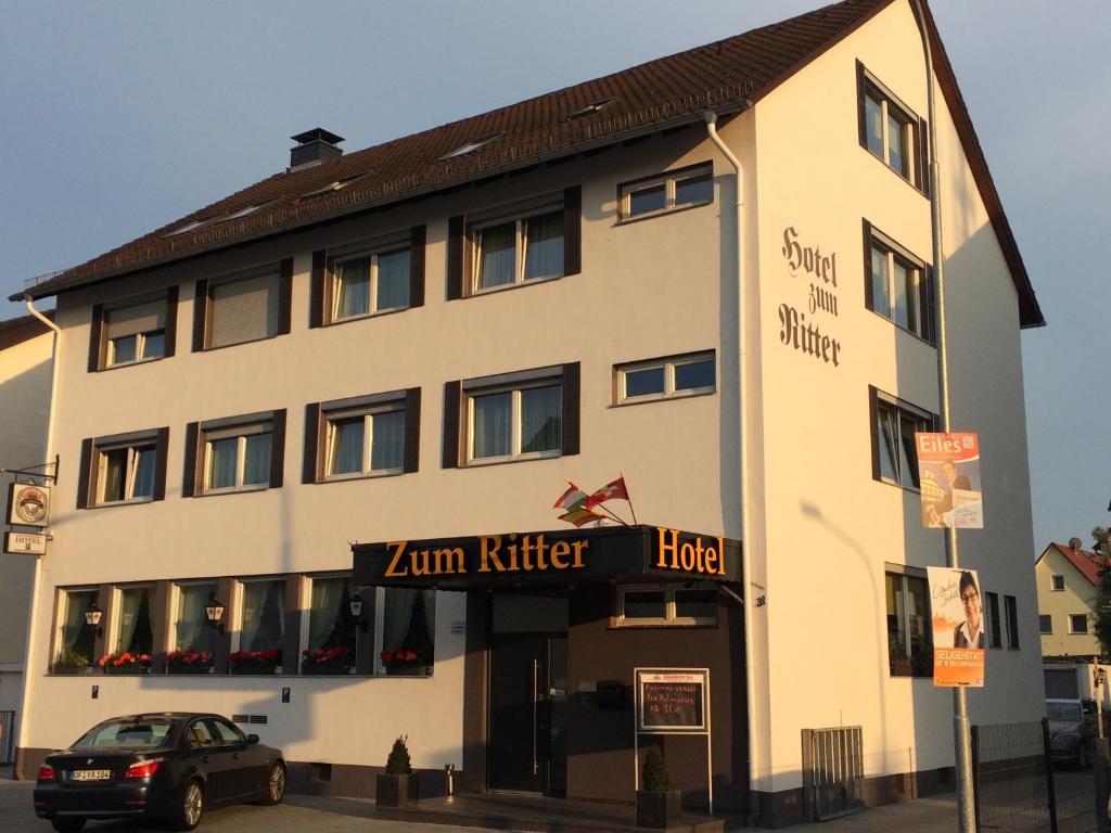 een gebouw waar een auto voor geparkeerd staat bij Hotel Zum Ritter in Seligenstadt