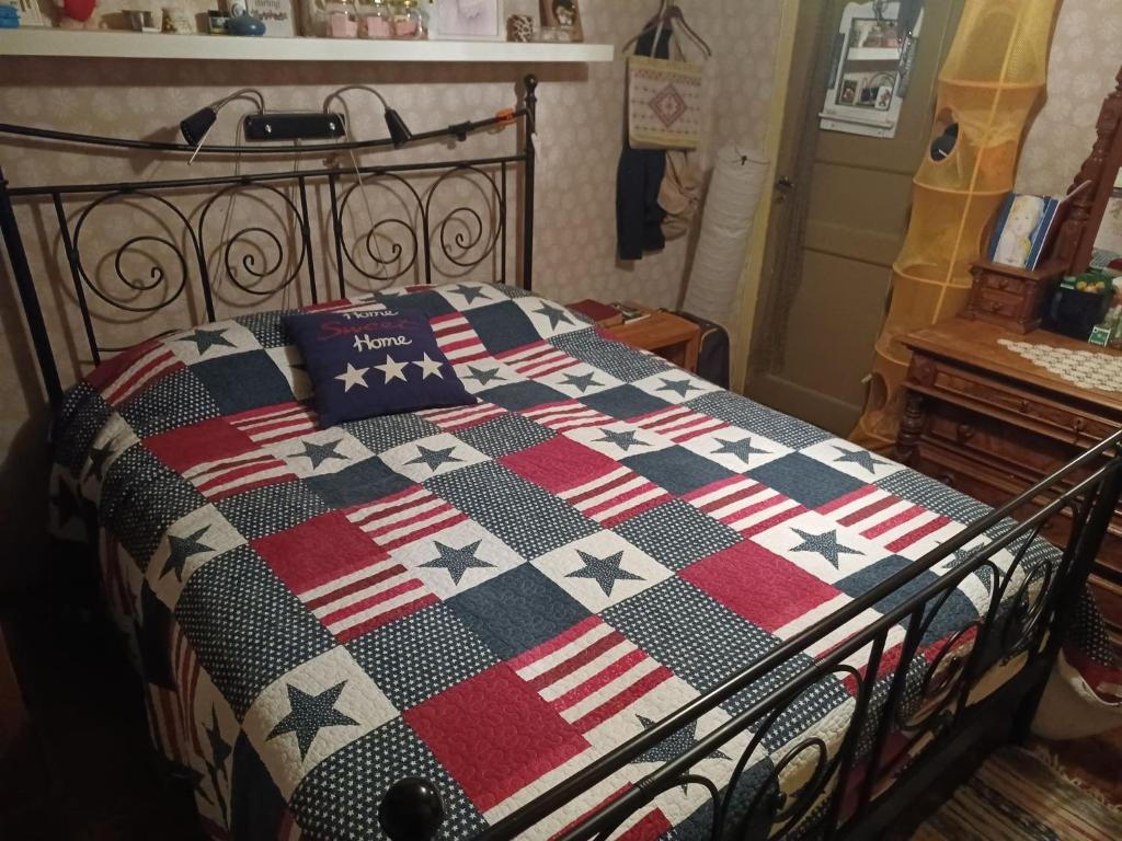 ein Bett mit einer amerikanischen Fahnendecke darauf in der Unterkunft Ekebol kvarn 