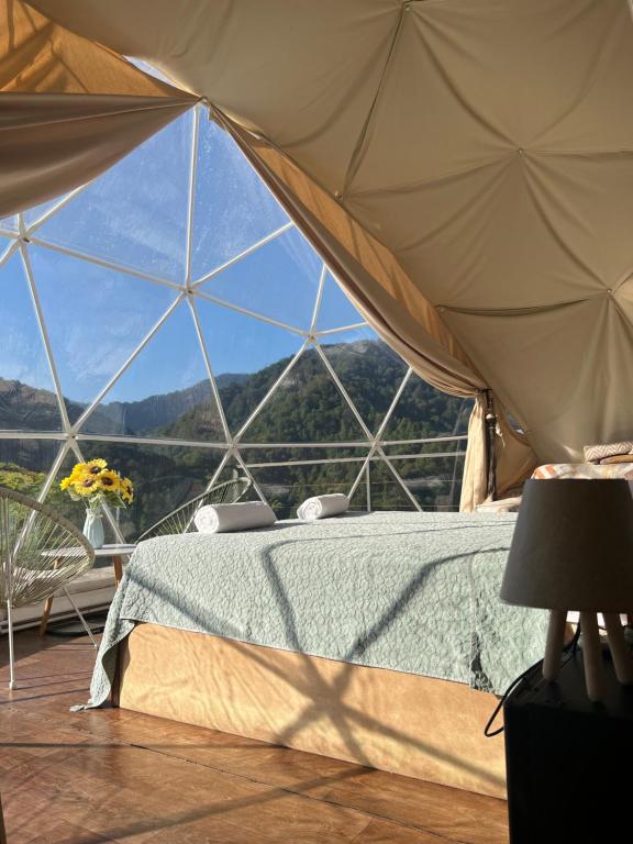 Nespecifikovaný výhled na hory nebo výhled na hory při pohledu z luxury tent