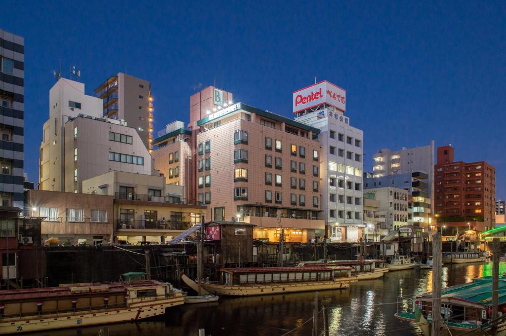 un grupo de barcos en un río en una ciudad en Belmont Hotel, en Tokio