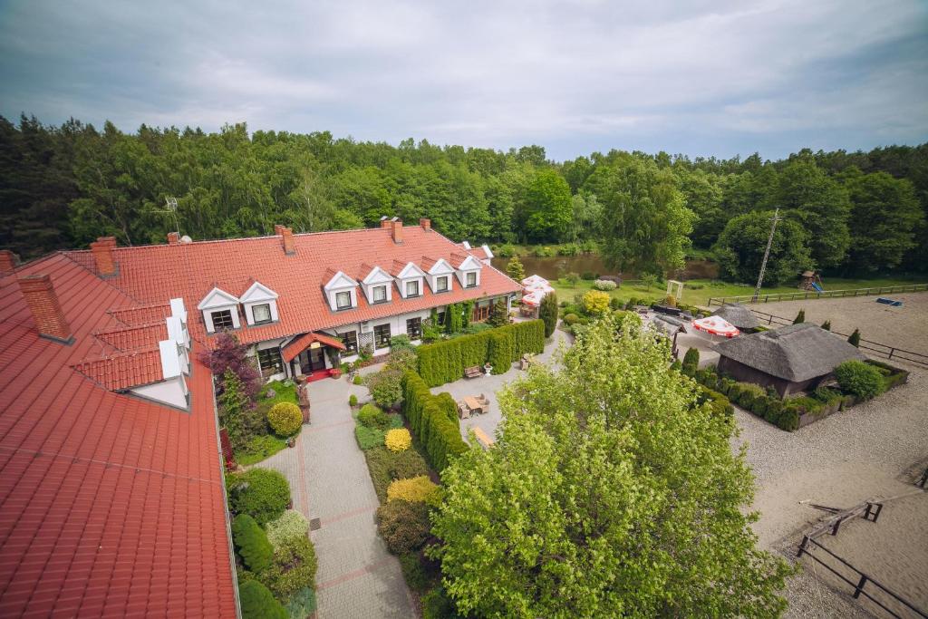 z góry widok na duży dom z ogrodem w obiekcie Hubertus Aparthotel & Restaurant & Horse Club w Starogardzie Gdańskim