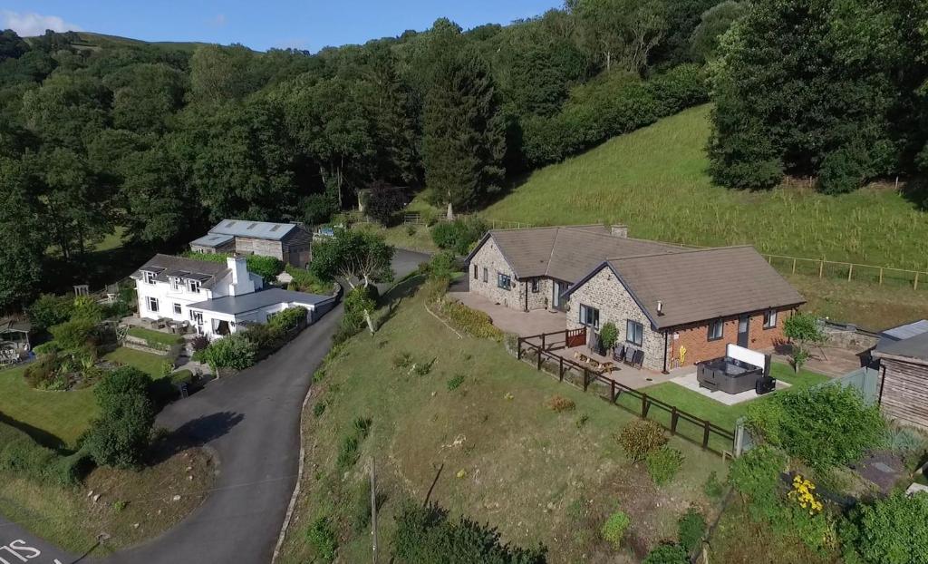 una vista aérea de una casa en una colina en Pen Y Banc en Builth Wells