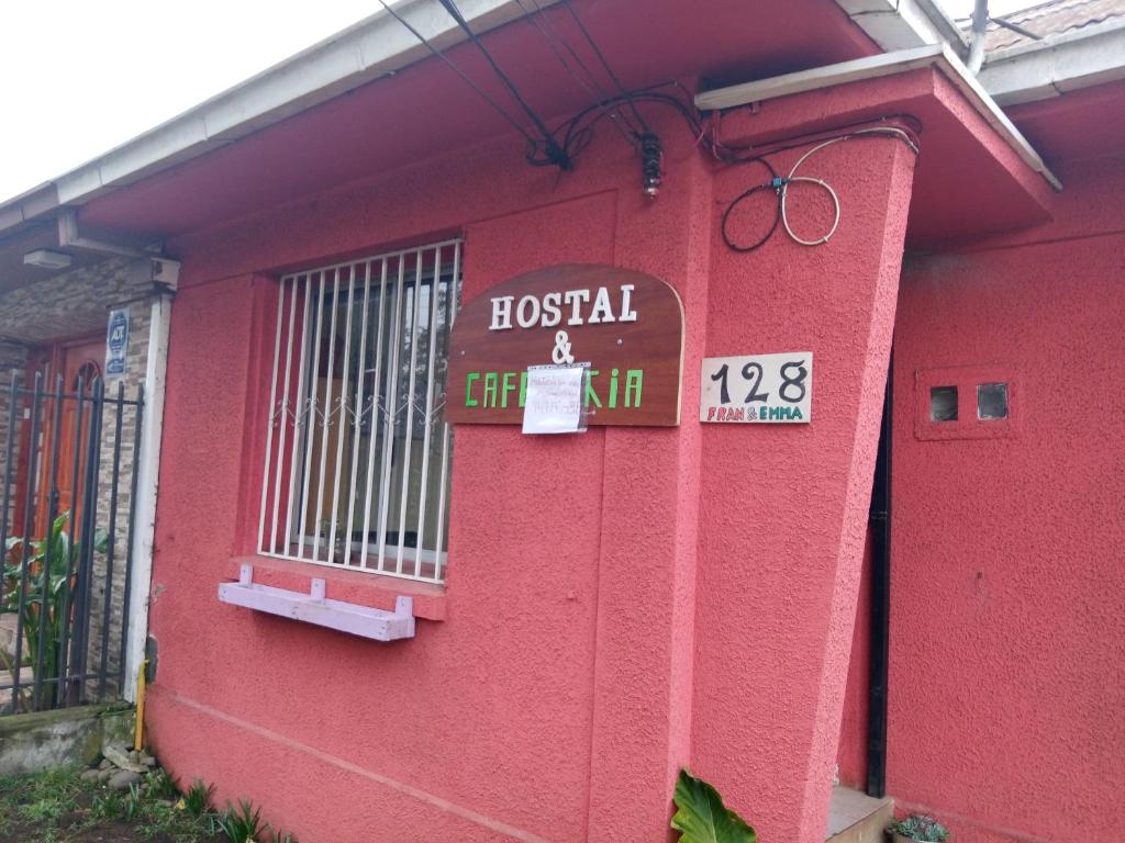 um edifício vermelho com um sinal que diz hospital e saída de incêndio em Nueve Lunas em Temuco