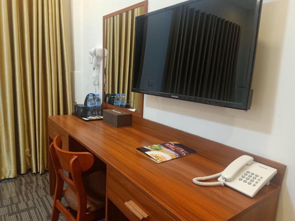 TV a/nebo společenská místnost v ubytování Nimith Hotel & Restaurant