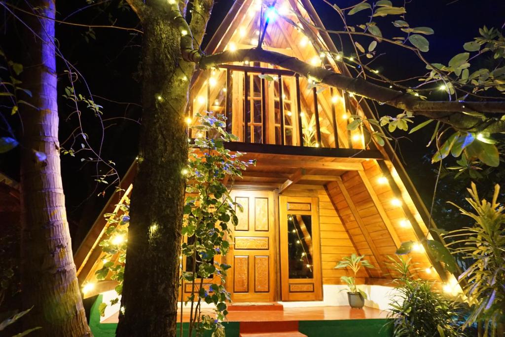 dom z oświetleniem w nocy w obiekcie Another World Hostel Sigiriya w mieście Sigirija