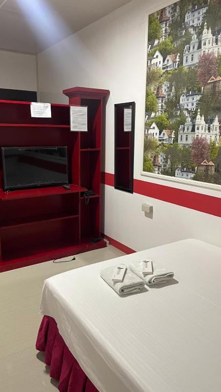 Postel nebo postele na pokoji v ubytování DESTINY'S PLACE HOTEL - STAY COOL THIS SUMMER! COLD ROOMS!! CHEAPEST RATE! NEAR ROBINSONs XENTRO MALL!!