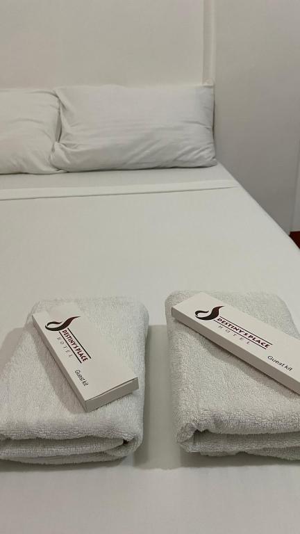 Postel nebo postele na pokoji v ubytování DESTINY'S PLACE HOTEL - STAY COOL THIS SUMMER! COLD ROOMS!! CHEAPEST RATE! NEAR ROBINSONs XENTRO MALL!!
