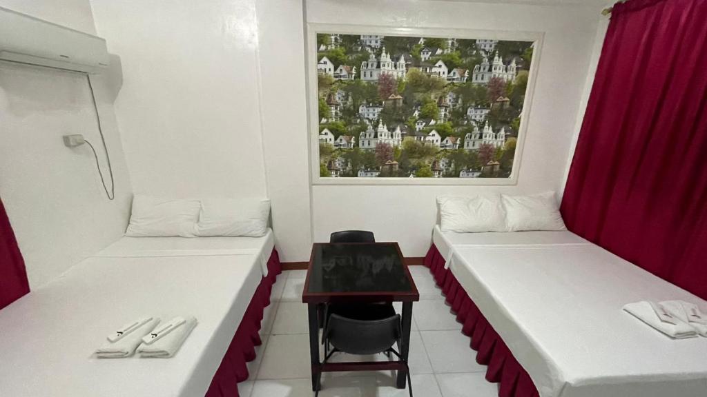 Postel nebo postele na pokoji v ubytování DESTINY'S PLACE HOTEL - STAY COOL THIS SUMMER! COLD ROOMS!! CHEAPEST RATE! NEAR ROBINSONs XENTRO MALL!!
