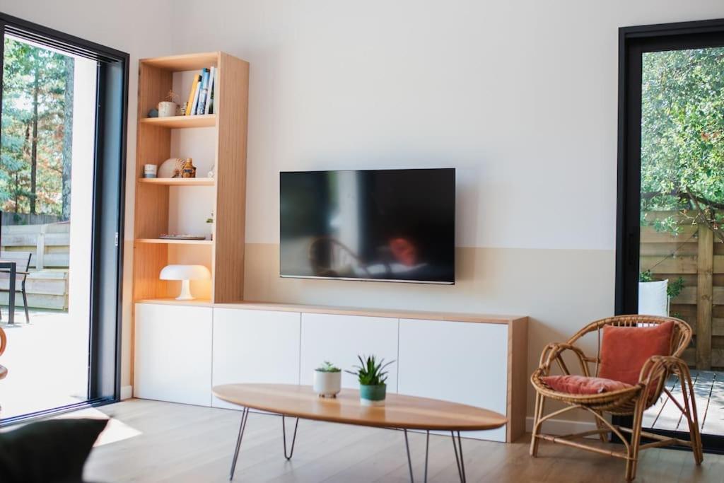 Telewizja i/lub zestaw kina domowego w obiekcie Superbe villa 5* avec piscine chauffée