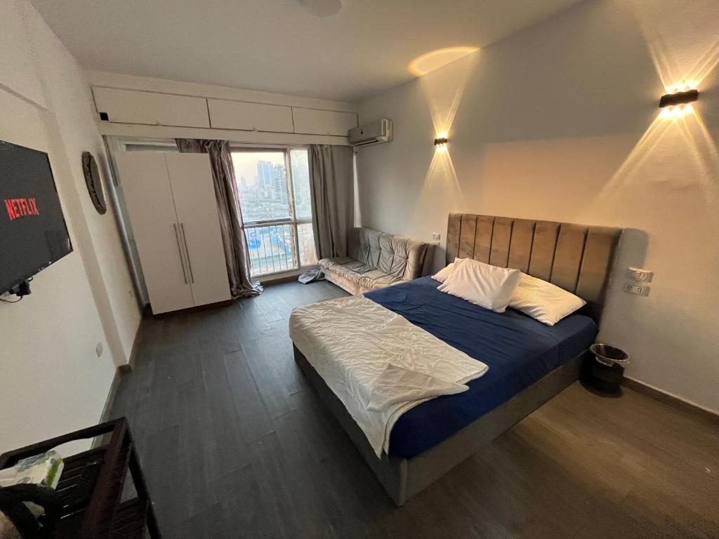 Postel nebo postele na pokoji v ubytování Cozy Room overlooking Cairo