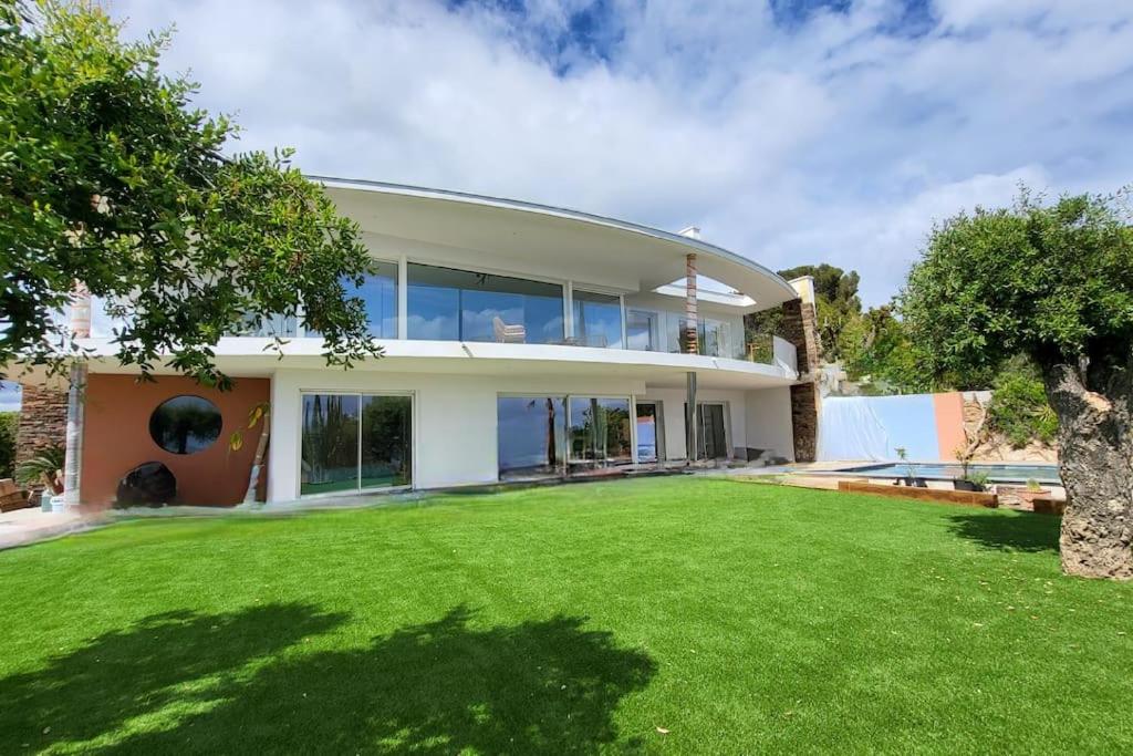 une grande maison blanche avec une grande cour dans l'établissement Panoramic sea view, à Saint-Peïre-sur-Mer