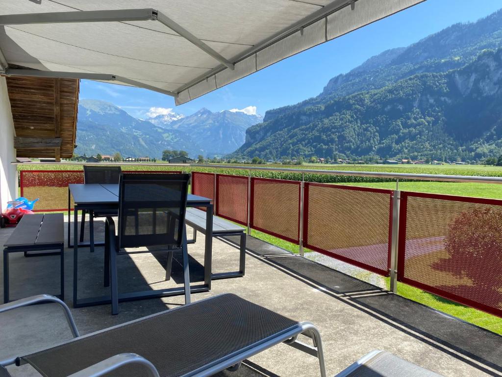Vista generica sulle montagne o vista sulle montagne dall'interno dell'appartamento