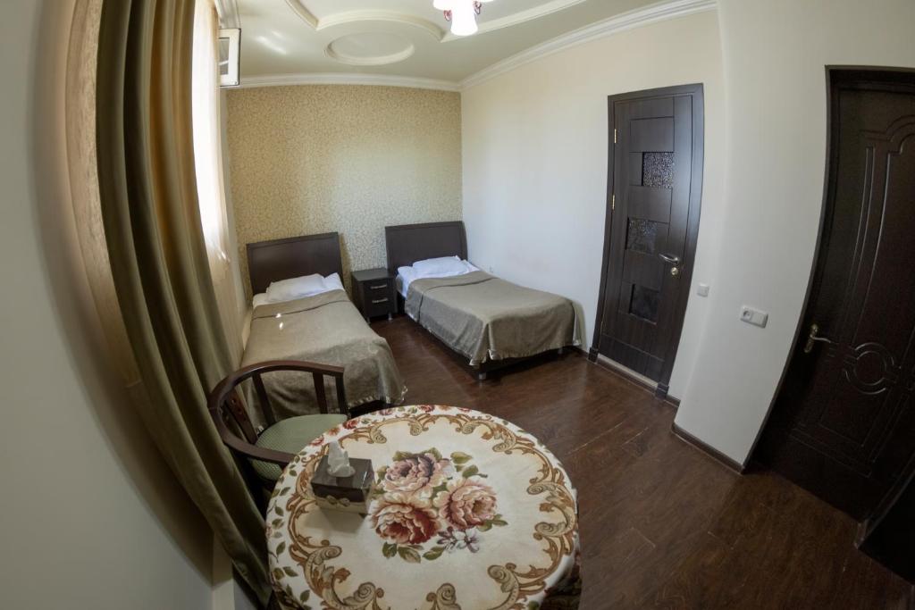Postel nebo postele na pokoji v ubytování Parvana Hotel