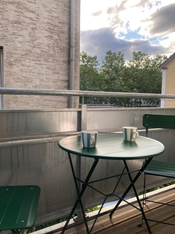 Uma varanda ou terraço em CHACHACHA appartement de charme calme balcon