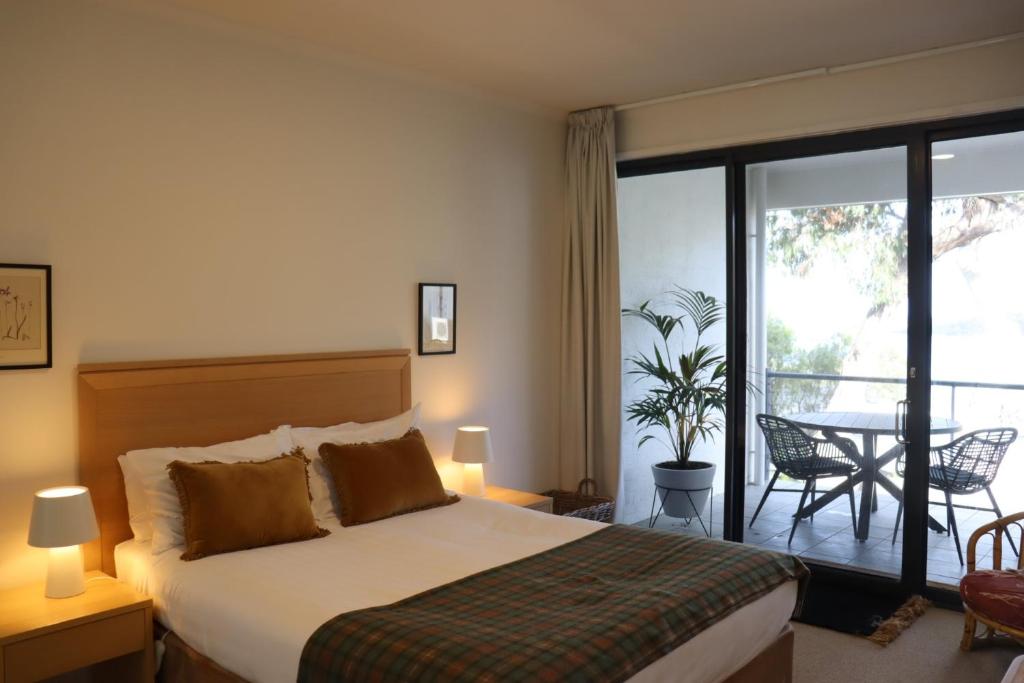 Postel nebo postele na pokoji v ubytování Lorne Surf Apartments