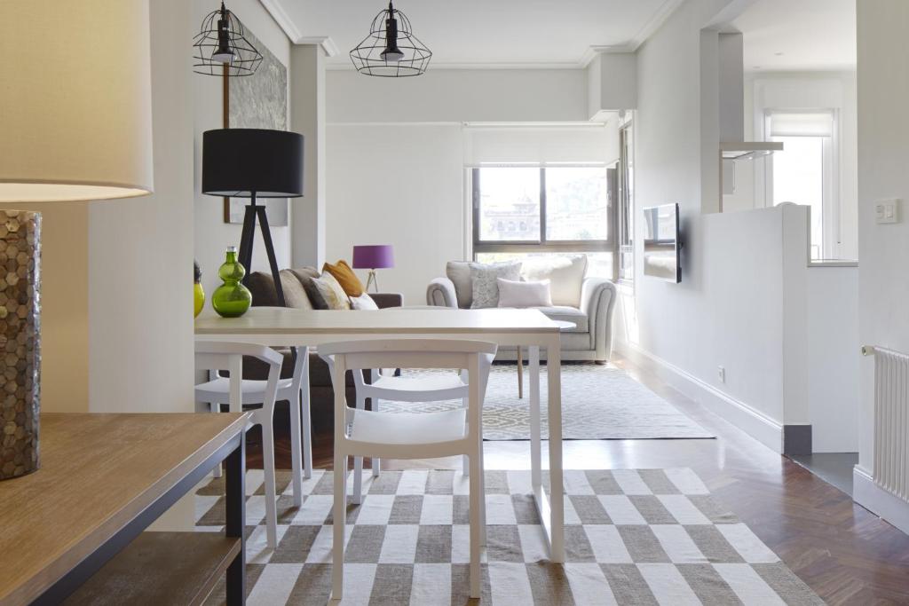 cocina y sala de estar con mesa y sillas en Duke by FeelFree Rentals en San Sebastián