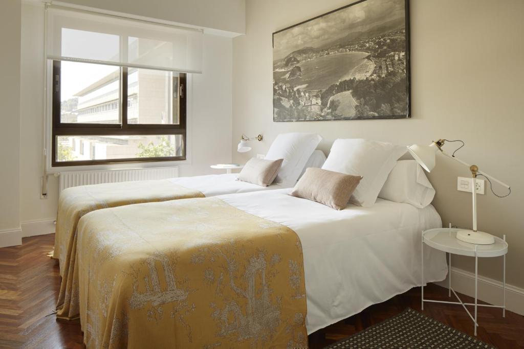 A bed or beds in a room at Duke by FeelFree Rentals