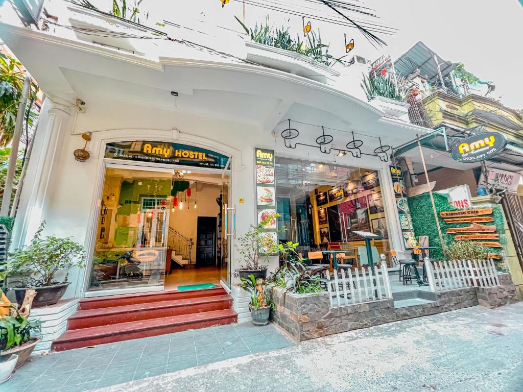 una tienda frente a una tienda con plantas en ella en Amy Hostel Hue en Hue