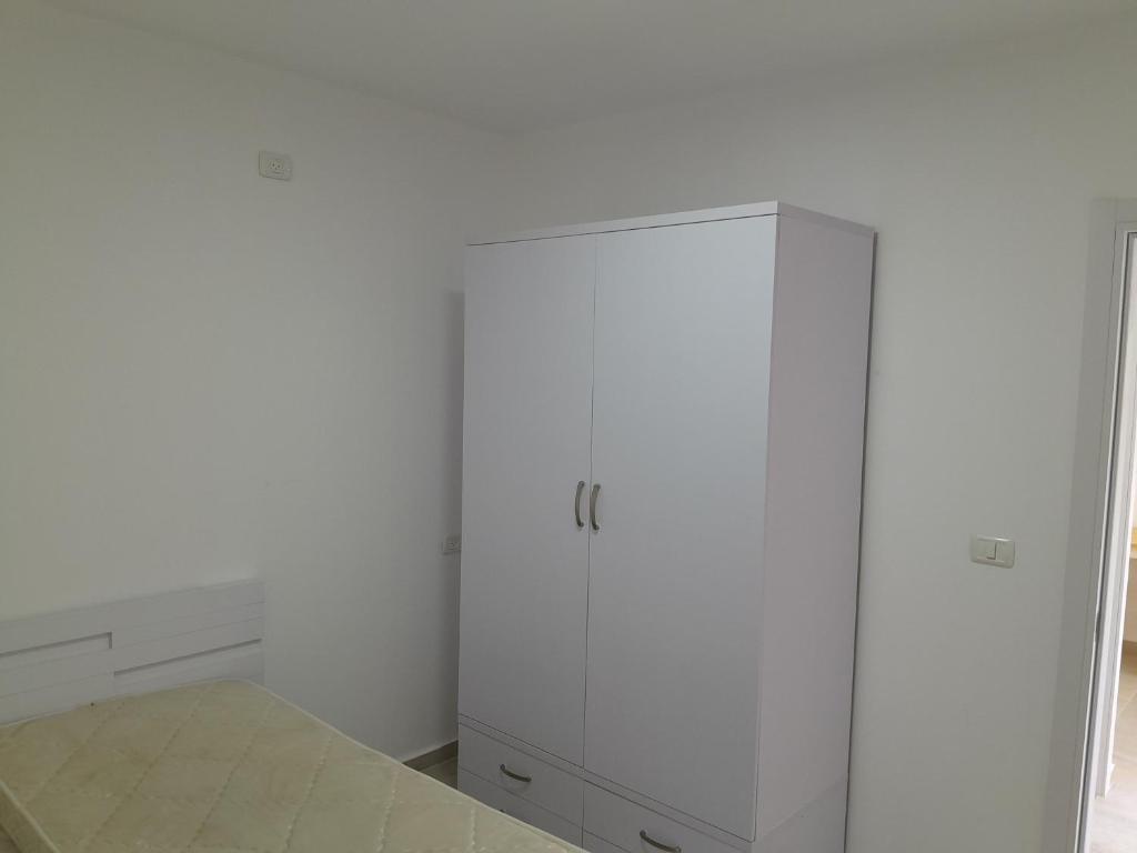un armario blanco en una habitación con una pared blanca en יחידת דיור נפרדת עמק המעיינות בית שאן en Bet Sheʼan