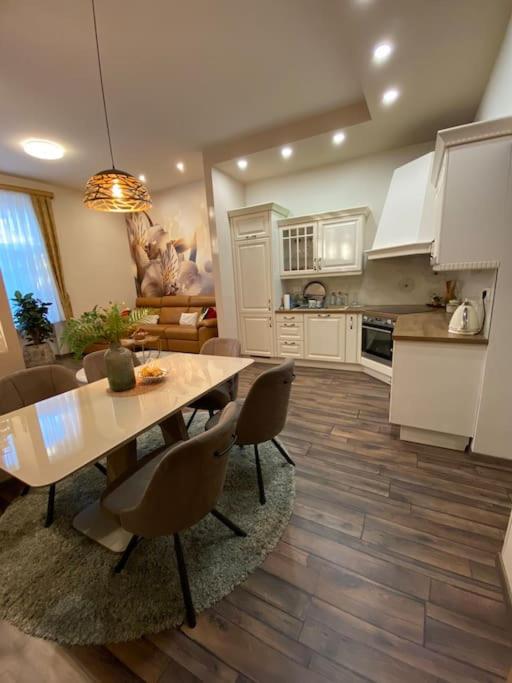 - une cuisine et une salle à manger avec une table et des chaises dans l'établissement Robert's Apartment, à Celje