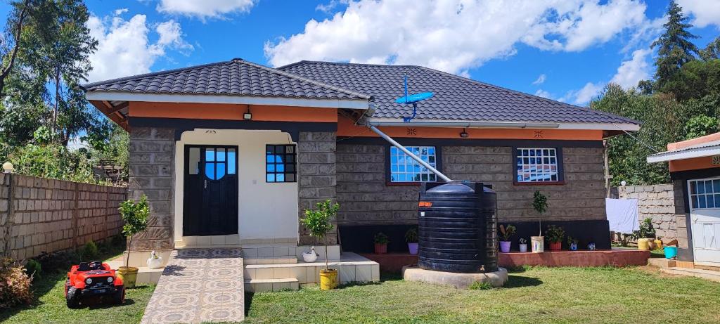 une maison avec une antenne GPS en haut dans l'établissement Camp-Flo 3br Guest House-Eldoret, à Eldoret