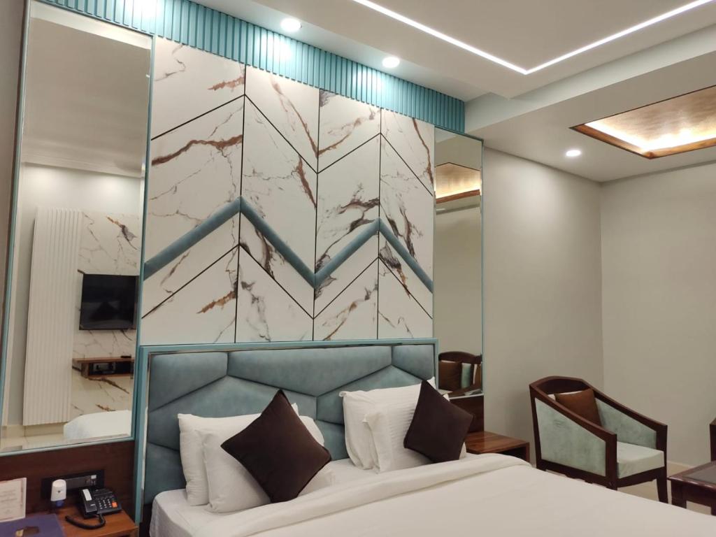 Postel nebo postele na pokoji v ubytování Hotel Leela Grande