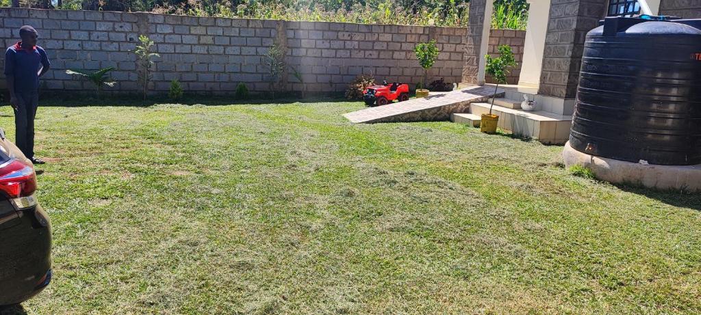 Aed väljaspool majutusasutust Camp Flo, Eldoret -Where Comfort Meets Tranquility in a 3-Bedroom Guest Stay