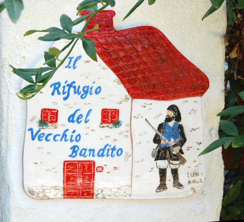 un pastel con una foto de un soldado. en Il Rifugio del vecchio Bandito, en Iglesias