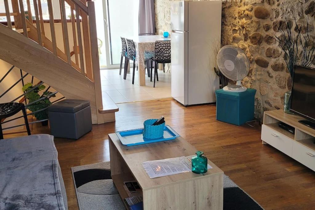 Χώρος καθιστικού στο Gîte Luna Meublé *** climatisé à Vogüé Village