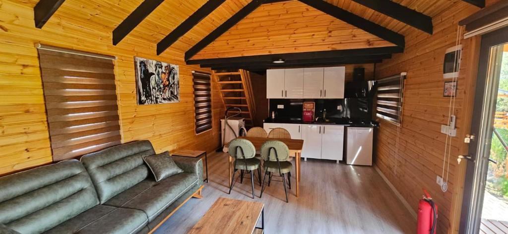Kuchyň nebo kuchyňský kout v ubytování 101 Gün Kiralık Lake House Kayacık