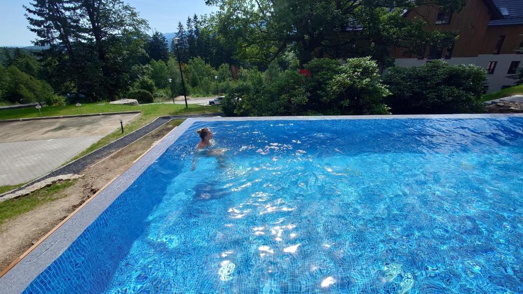 Bazén v ubytování Green Park Resort A8 - Apartament Waloński - z dostępem do basenu, sauny, jacuzzi, siłowni - Widok z 3 stron budynku nebo v jeho okolí