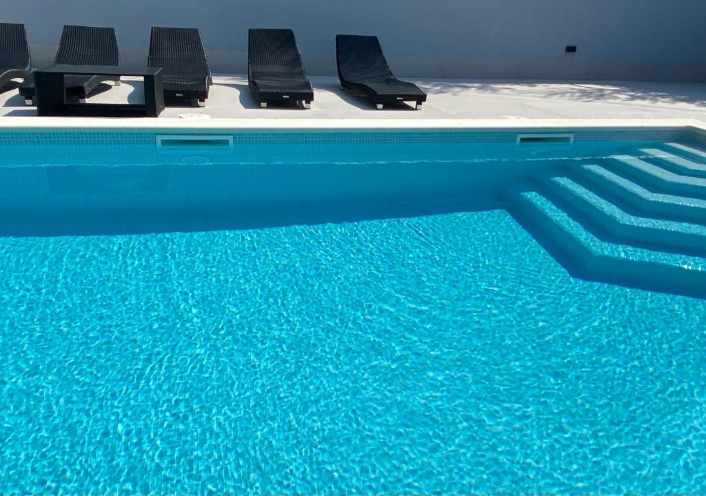 Bazén v ubytování Luxury Sea View Apartment nebo v jeho okolí