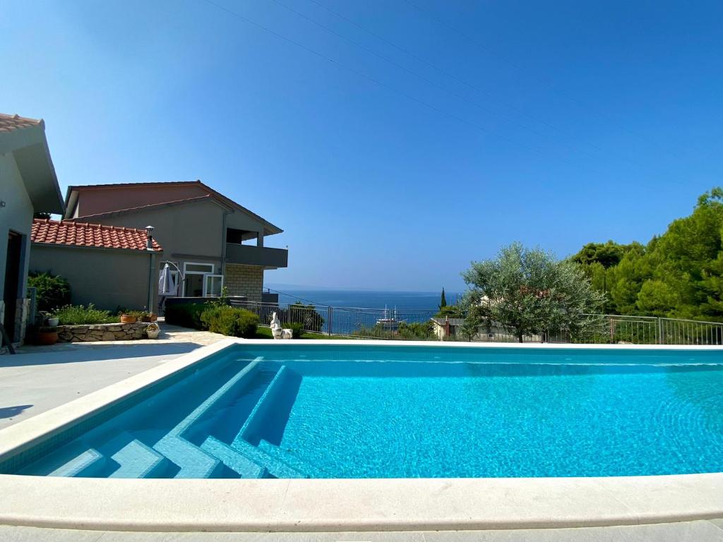 Bazén v ubytování Luxury Sea View Apartment nebo v jeho okolí