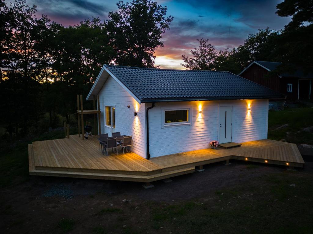 ein winziges Haus auf einem Deck in der Nacht in der Unterkunft Wild Lodge in Nol