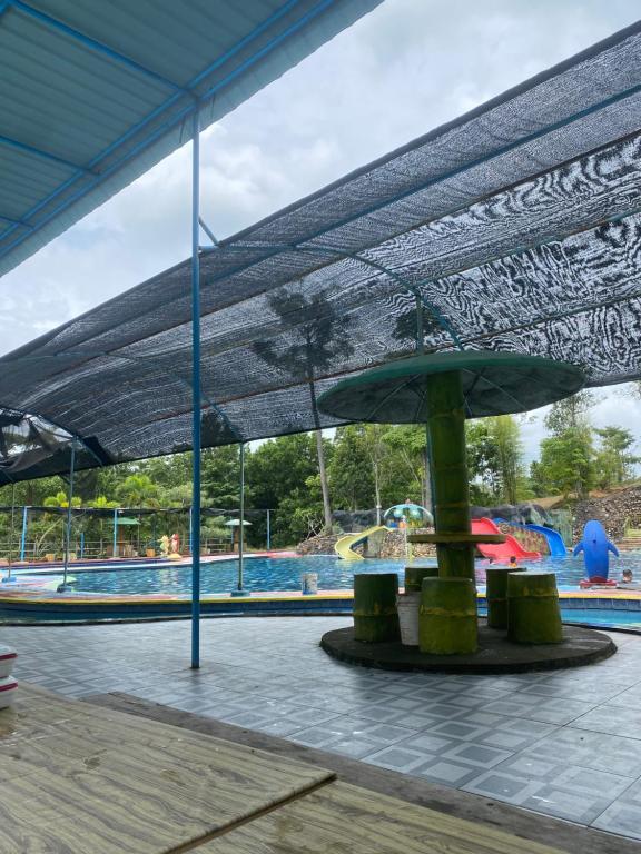 ein Pool mit einem Regenschirm in der Mitte in der Unterkunft Guest House BSP 